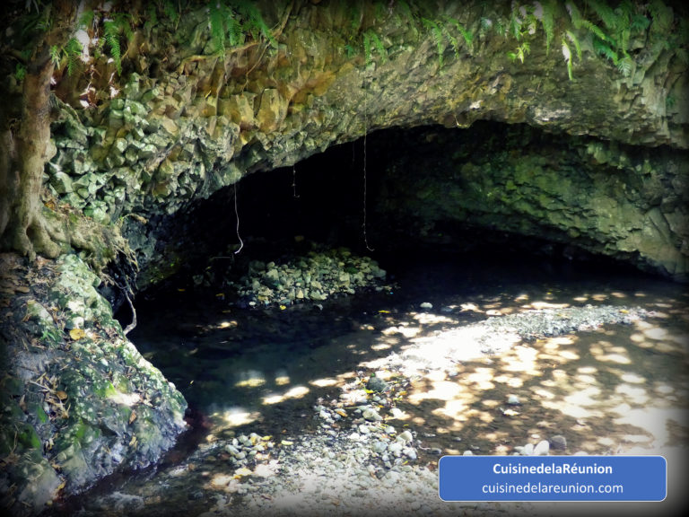 Grotte prés un cours d’eau